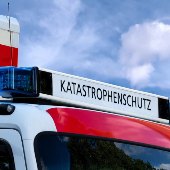 Ein Kachelbild mit einem Feuerwehrauto auf dem "Katastrophenschutz" steht