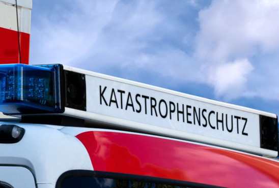 Ein Kachelbild mit einem Feuerwehrauto auf dem "Katastrophenschutz" steht