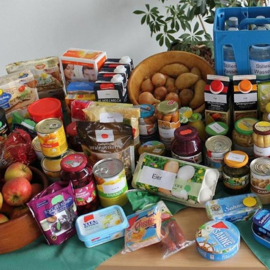 Ein Kachelbild mit vielen Lebensmittelvorräten